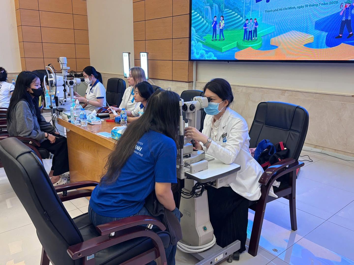 UFM tổ chức chương trình khám mắt, tầm soát miễn phí cho gần 300 đoàn viên, thanh niên, chiến sĩ Mùa hè xanh