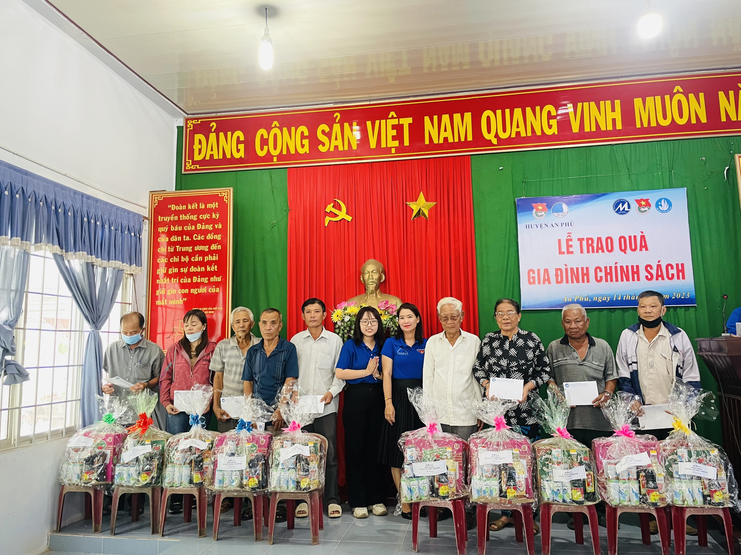 UFM trao 20 phần quà cho gia đình chính sách có hoàn cảnh khó khăn trên địa bàn huyện An Phú, An Giang