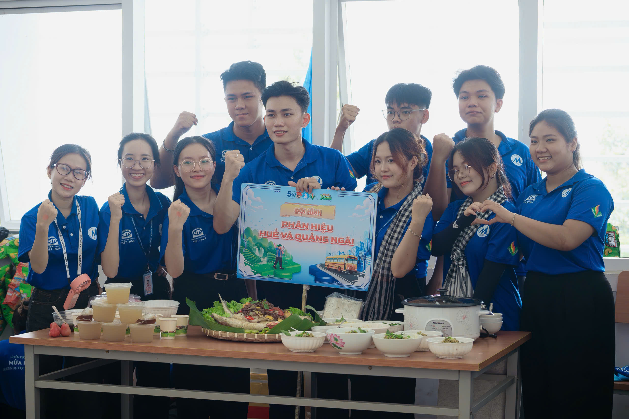 Đội hình sinh viên tình nguyện UFM Phân hiệu Huế và Quảng Ngãi tại TP. Hồ Chí Minh: Những dấu ấn đầu tiên