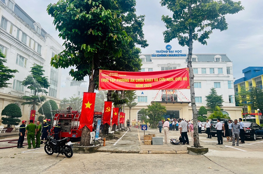 UFM phối hợp với Công an TP.HCM tổ chức thực tập phương án chữa cháy và cứu nạn, cứu hộ 